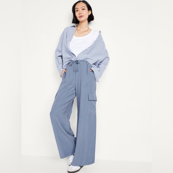 Old Navy Woman’s Charcoal/Blue Cargo Pants - Picture 1 of 7